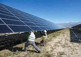 Montaje de placas de una planta fotovoltaica.