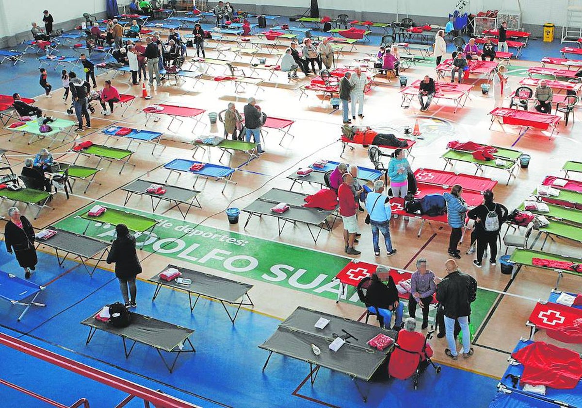 Vecinos de Cadalso, Descargamaría y Robledillo en el pabellón de deportes de Moraleja tras ser evacuados.