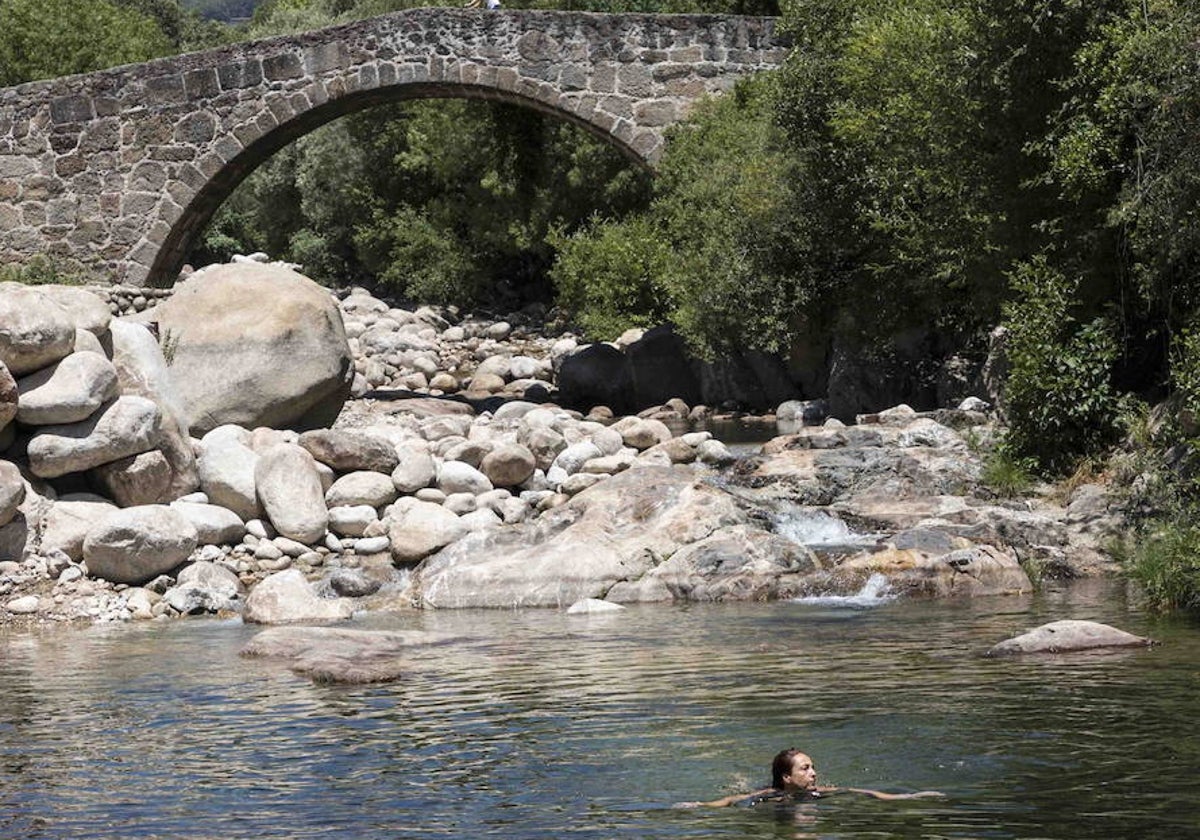 Una bañista en la Garganta Jaranda, en Jarandilla de la Vera.