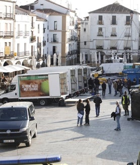 Imagen secundaria 2 - Arriba, a la izquierda, el actor Fabien Frankel durante un momento del rodaje. Abajo, figurantes en la muralla y aspecto de la Plaza Mayor, tomada por la grúa y varios vehículos. También se ha montado una carpa en el Foro de los Balbos.