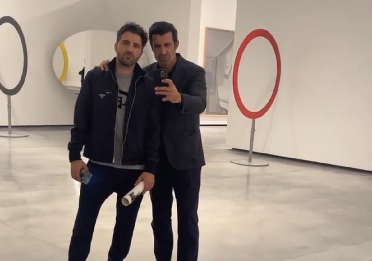 Luis Figo junto a Secundino Hernández haciéndose un selfie en el Museo Helga de Alvear.