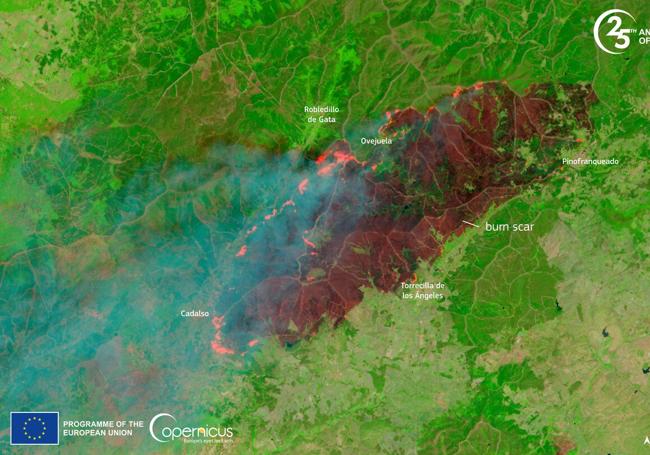 Imagen que Copernicus EU capturó este viernes donde es visible la superficie calcinada.