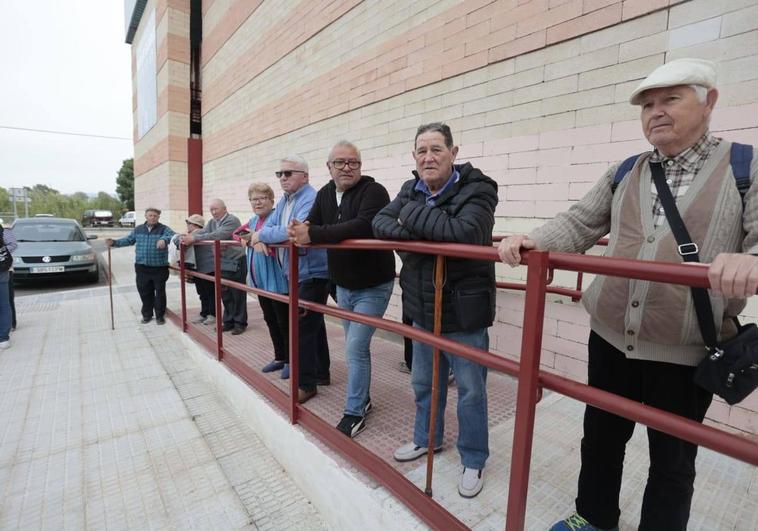 Varios de los vecinos que fueron desalojados por el incendio.