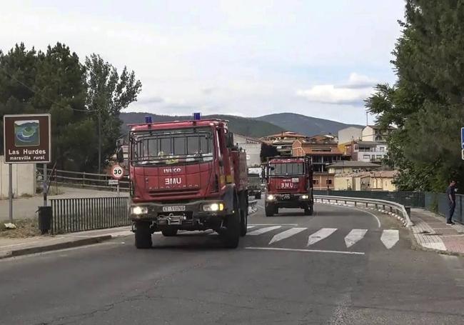 Vehículos de la UME dejando Las Hurdes para regresar a su base.