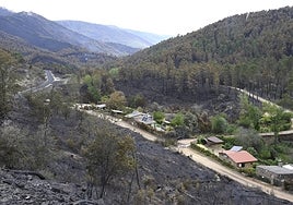 Casas aisladas próximas a Ovejuela con los alrededores calcinados.