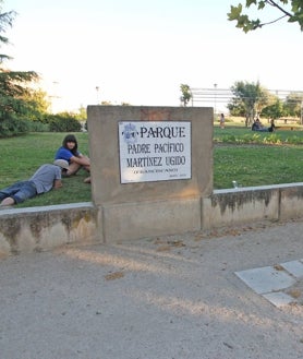 Imagen secundaria 2 - Arriba, el quiosco del Rodeo con el precinto. Abajo, restos de botellón en el Perú y una imagen del parque Padre Pacífico, que no tiene servicio de hostelería como se anunció.