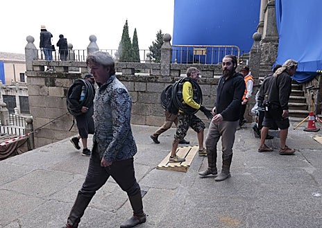 Imagen secundaria 1 - Croma de color azul de San Jorge, arriba. Debajo, distintos participantes en esta jornada de domingo en el entorno del casco histórico de Cáceres.