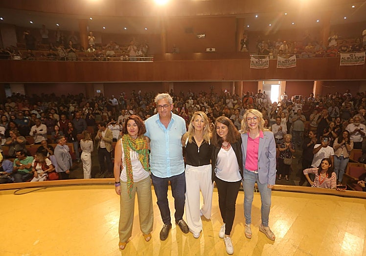 Montse Girón, Joaquín Macías, Yolanda Díaz, Irene de Miguel y María Eugenia Rodríguez Palop este domingo en el Centro Cultural Alcazaba en Mérida.