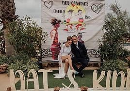 Natalia Manzano y Kini Carrasco en el photocall de su boda este sábado en Cáceres.