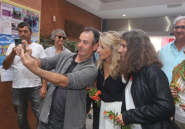 Seguidores haciéndose un selfi con Díaz y De Miguel.