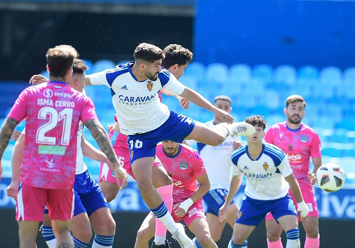 Momento del tanto de Isaiah en los primeros compases que dio el triunfo al Deportivo Aragón.