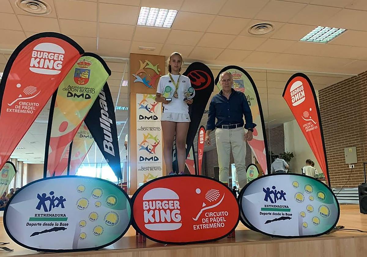 Medea Salguero recogiendo sus trofeos.