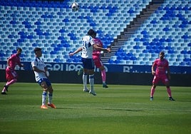 Acción del duelo entre el Deportivo Aragón y el Coria en La Romareda.