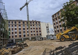 El solar entre Prim y Santo Domingo donde estará el aparcamiento.