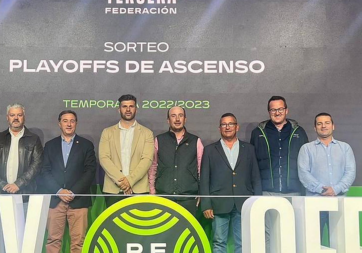 David Blanco (en el centro), presidente de la junta gestora del Azuaga, en el sorteo de Las Rozas.