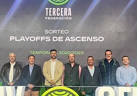 David Blanco (en el centro), presidente de la junta gestora del Azuaga, en el sorteo de Las Rozas.