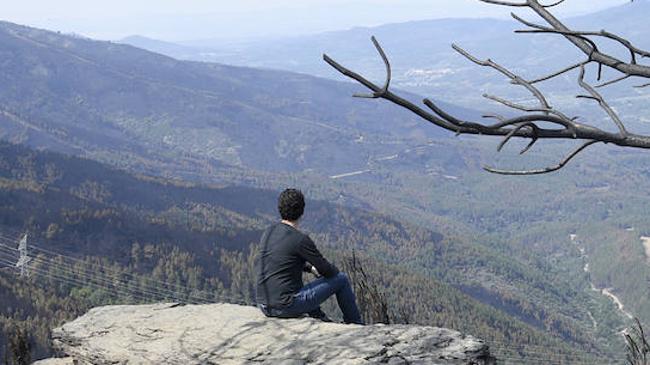 Imagen después - Vista desde 'La peña montá' (Descargamaría), antes y después del incendio.