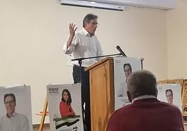 Manuel Piñana, durante su intervención en el acto central de su formación en Alconchel.