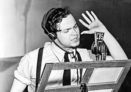 Orson Welles durante la retransmisión del famoso programa de radio del 30 de octubre de 1938 de la invasión de los extraterrestres