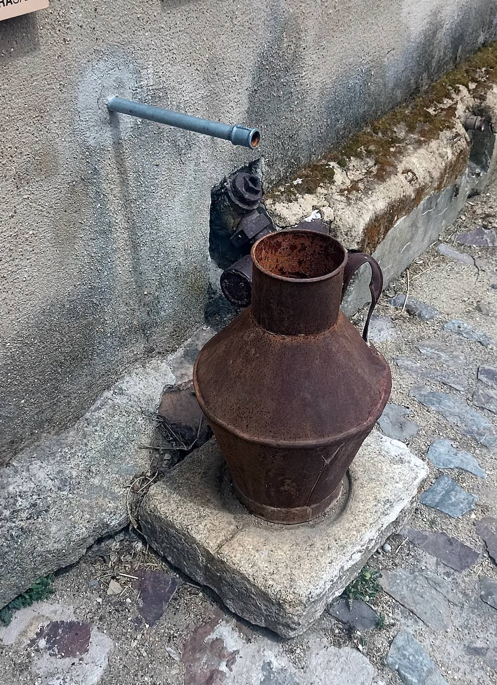 Junto a la Fuente hay uno de los cántaros de metal que se usaban para llevar el agua.