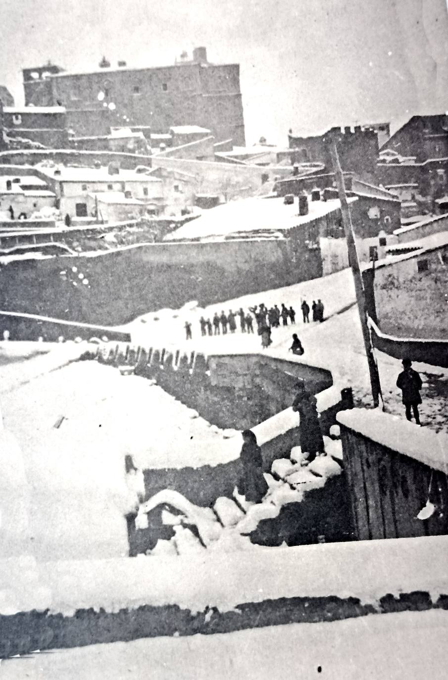 Cáceres con la fuerte nevada del año 1924.