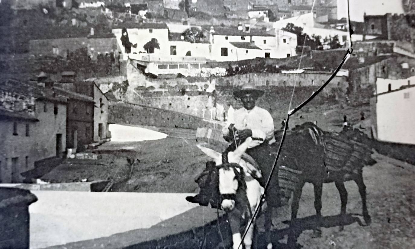 1929. Un aguador en la fuente más antigua de la ciudad, que se construyó a finales del siglo XV.