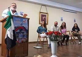 El candidato por AIPAL, Juan Luis Santiago, durante su intervención, junto al resto de oradores del acto, miembros de su candidatura.
