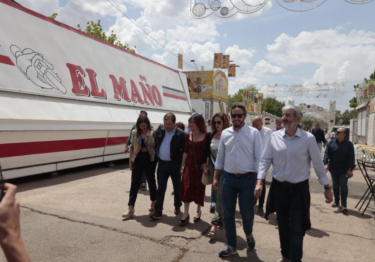 Vara, entre Lara Garlito (a su derecha) y BelénFernández, ayer en el ferial de Cáceres, donde tuvo un encuentro con militantes.