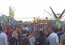 La feria de día llena el centro de Cáceres y limita a la noche el ambiente en las casetas