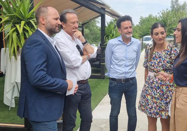 Mérida. Fernando Baselga, con Edmundo Val en Mérida, ayer por lal mañana.