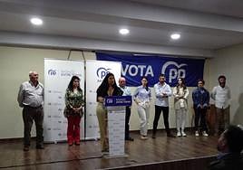 La candidata del PP, Elisabet Correa, presenta al resto de componentes de la lista.