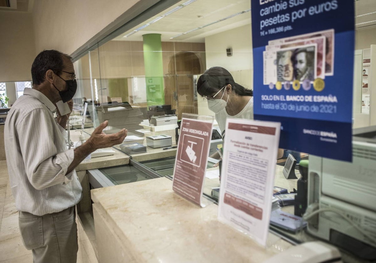 Un usuario realiza una gestión en la sede del Banco de España ubicada en Badajoz.