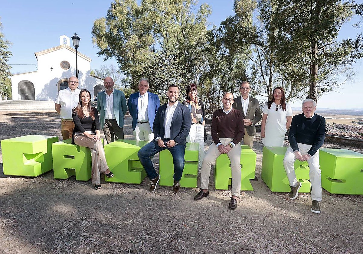 Los diez candidatos a la alcaldía de Cáceres para este 28-M, en el Paseo Alto.
