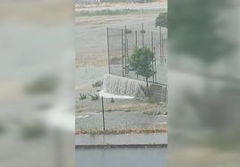 Una tromba de agua anega el colegio, rotondas y garajes en Malpartida de Plasencia