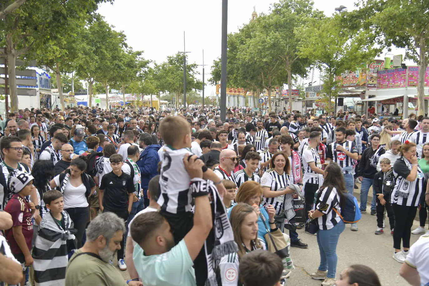 Ambiente blanquinegro en la feria de Córdoba