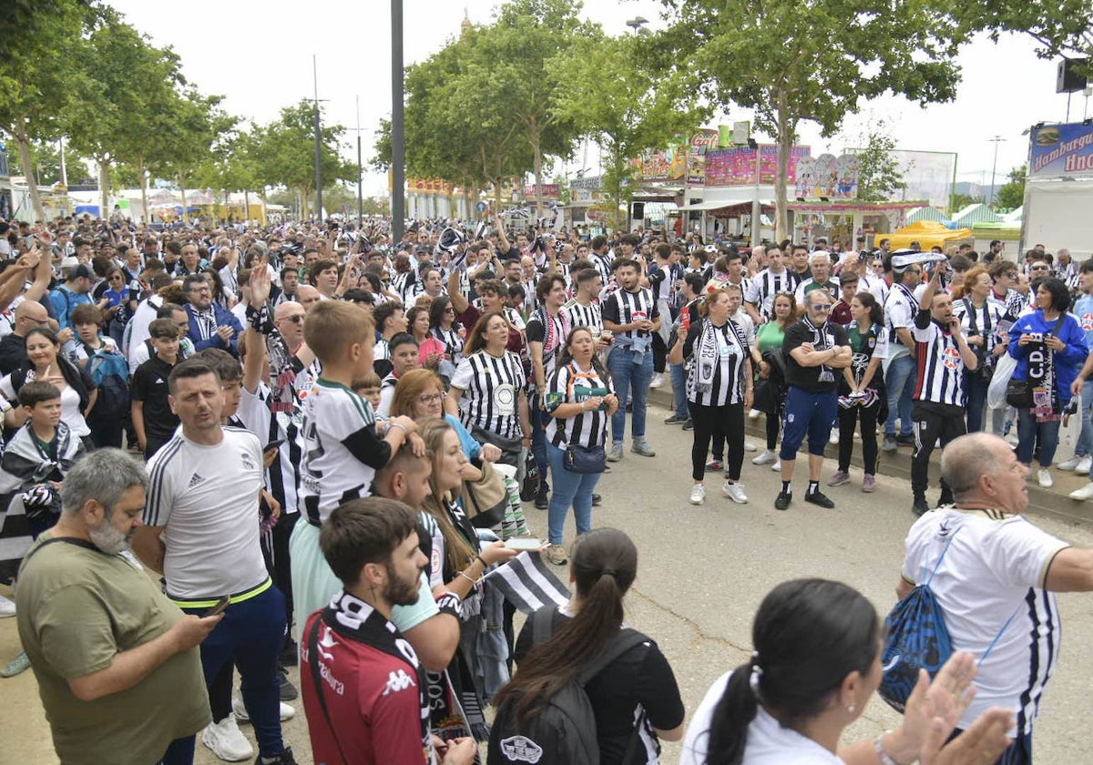 La afición del Badaajoz espera la llegada del autobús del equipo al estadio El Arcángel.