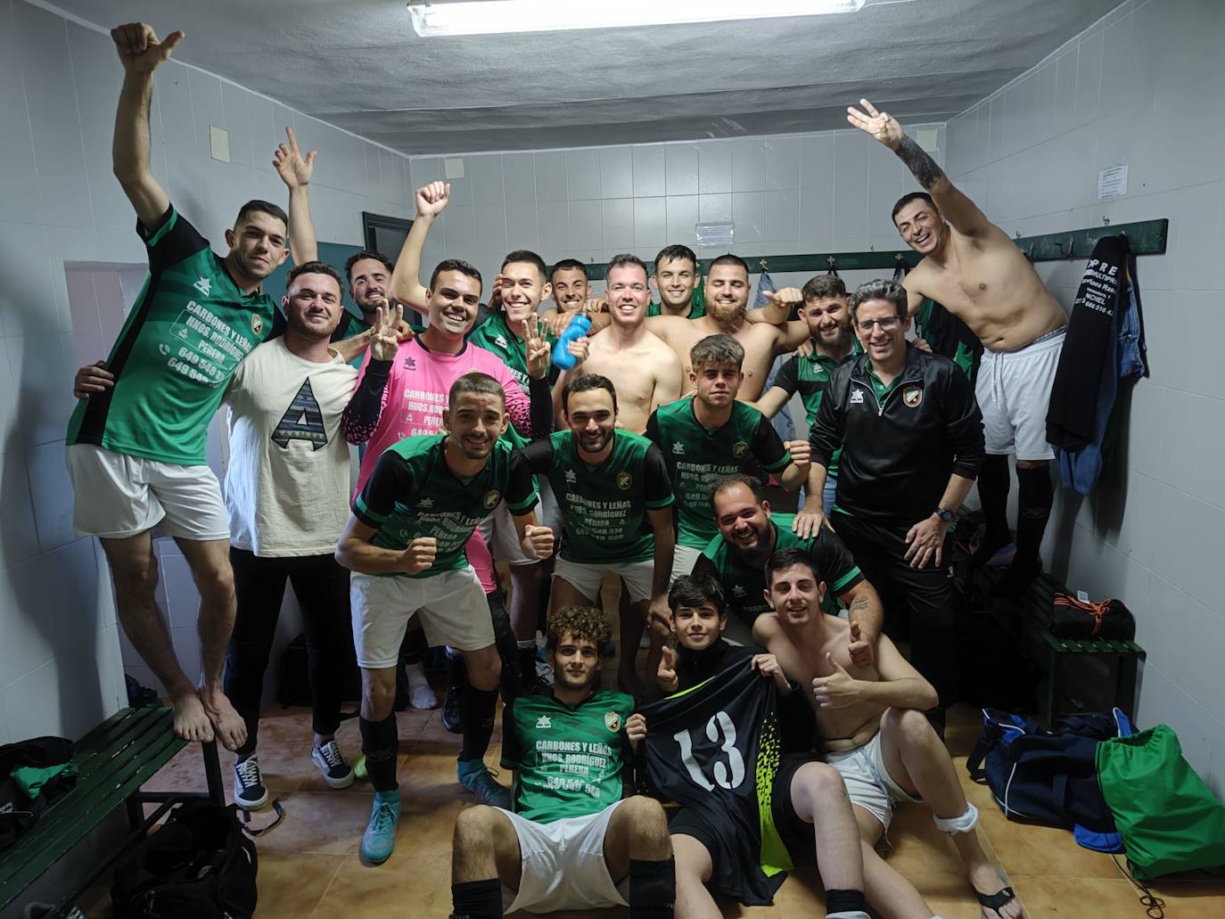 Imagen principal - Arriba, equipo absoluta del Alconchel, tras su victoria frente al CD. La Roca de la Sierra. Abajo, David Piñana Rasero, entrenador del equipo juvenil del Alconchel; y José María Moreno Penguicha, entrenador del equipo absoluta en la temporada 2022-2023.