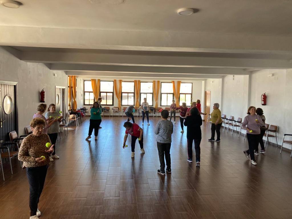 Grupo de mujeres de gimnasia de mantenimiento, en el Centro Social.