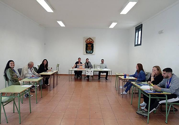 Imagen principal - Las diferentes mesas electorales constituidas en Alconchel, esta mañana.