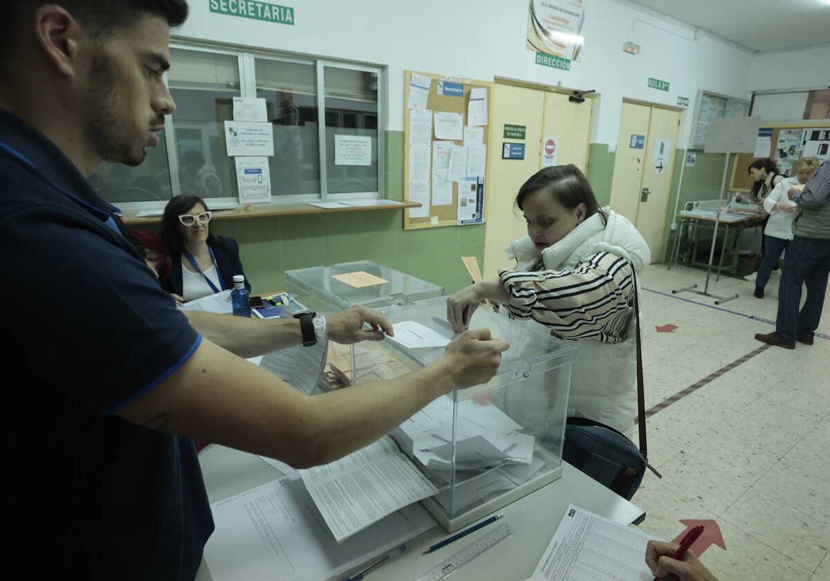 Pilar ha votado en el instituto de Secundaria Virgen de Guadalupe de la capital cacereña.