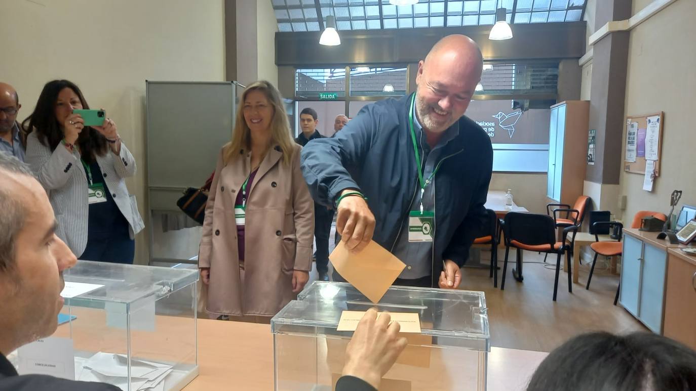 El candidato a la Alcaldía de Cáceres por Cáceres Viva, Francisco Alcántara, votaba en la Asociación de la Prensa a las once.