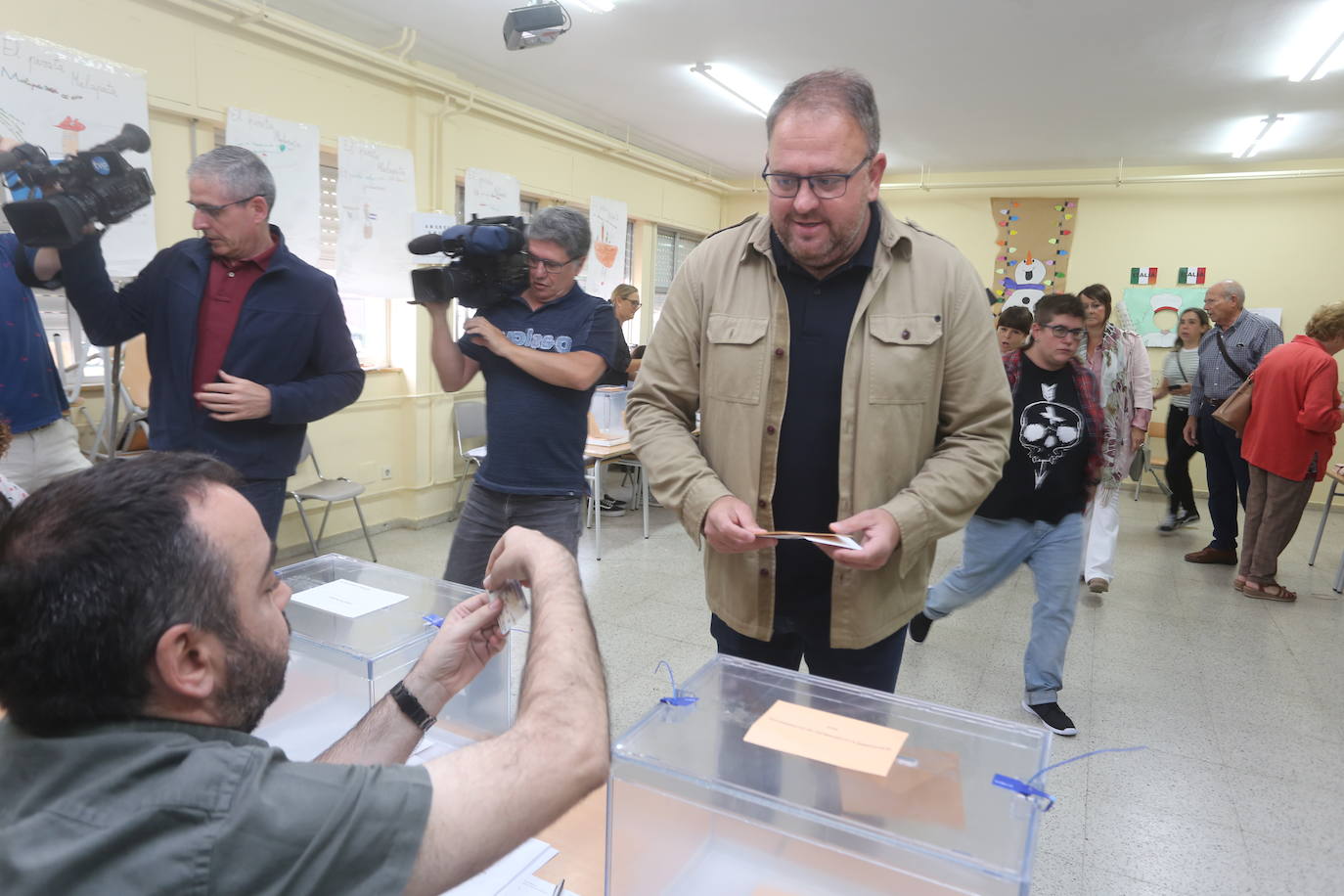 Osuna, candidato socialista a la Alcaldía de Mérida, votó a primera hora en las Abadías. 