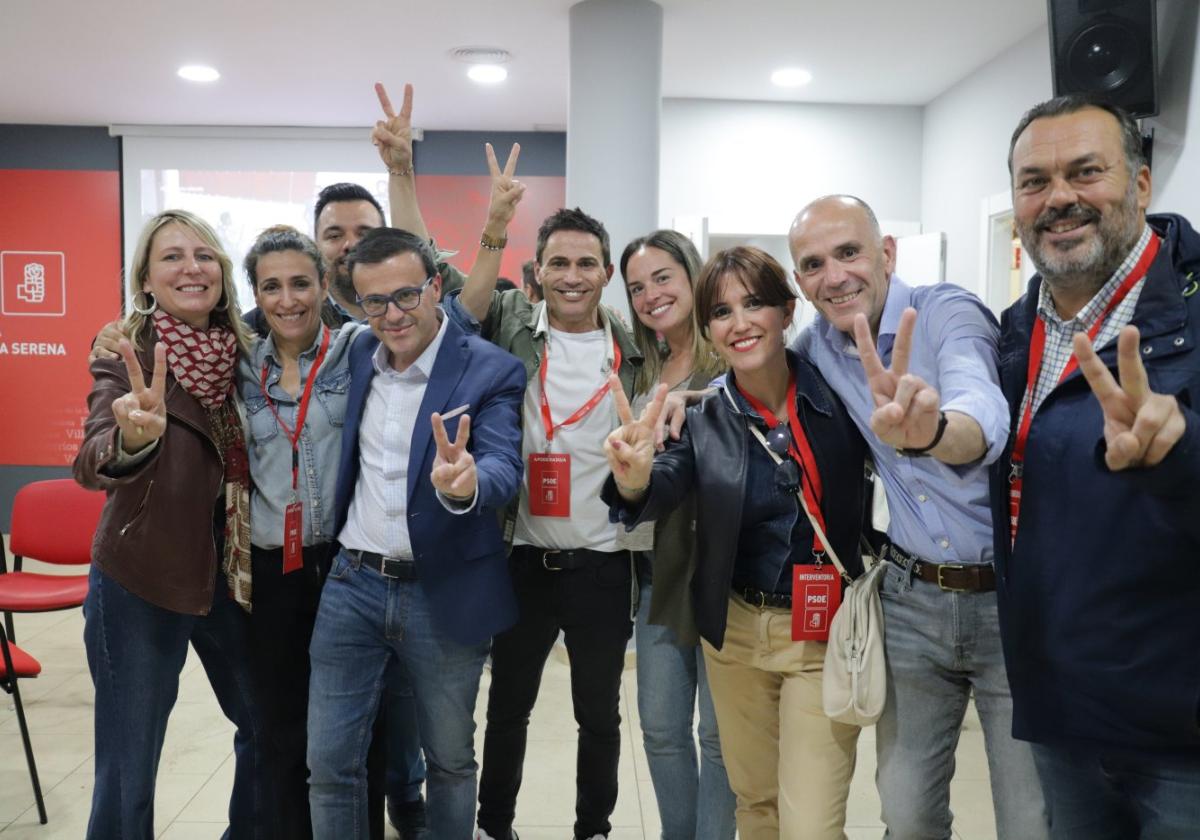 Miguel Ángel Gallardo, anoche junto algunos de sus concejales.