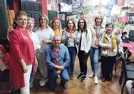 El alcalde y aspirante a la reelección, Óscar Díaz, celebra la victoria junto a varias compañeras.