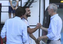 Mark Heffernan saluda a Nacho González tras un partido, con Nacho Ramos de por medio.