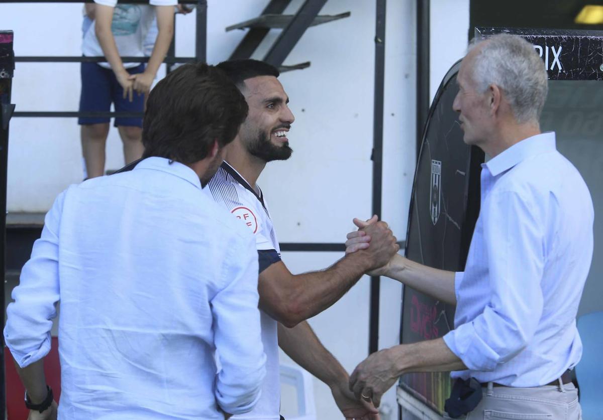 Mark Heffernan saluda a Nacho González tras un partido, con Nacho Ramos de por medio.