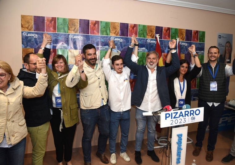 Fernando Pizarro celebra la victoria con parte de su equipo en la sede del PP.