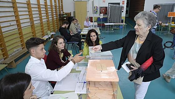 El PSOE pierde 87 concejales en Extremadura y el PP gana 96, casi todos en Badajoz