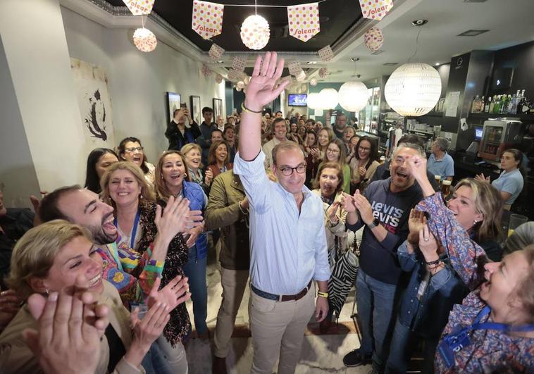 Rafael Mateos, anoche en el gran Café de Cáceres, donde los militantes le esperaban para celebrar la victoria en las municipales.