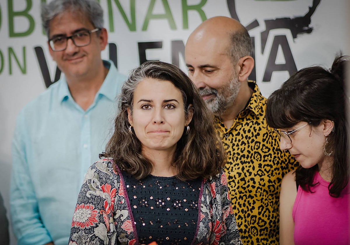 Irene de Miguel, junto al resto de compañeros de Unidas Por Extremadura, el domingo por la noche.